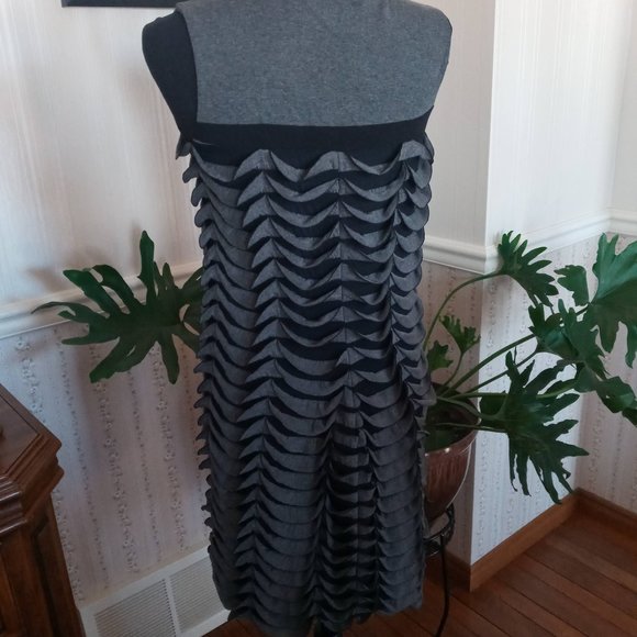 Ruffled dress - Picture 2 of 5